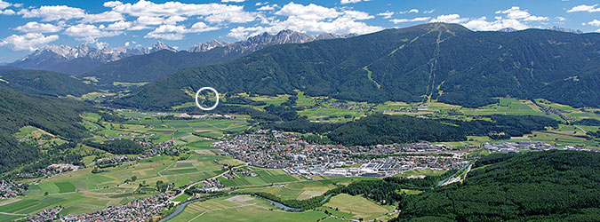 Reischach bei Bruneck, im Hintergrund der Kronplatz